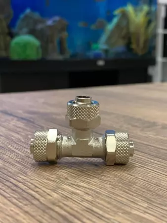 Фитинг тройник с накидными гайками под трубку 10х8 мм