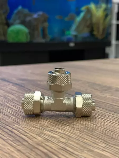 Фитинг тройник с накидными гайками под трубку 10х8 мм