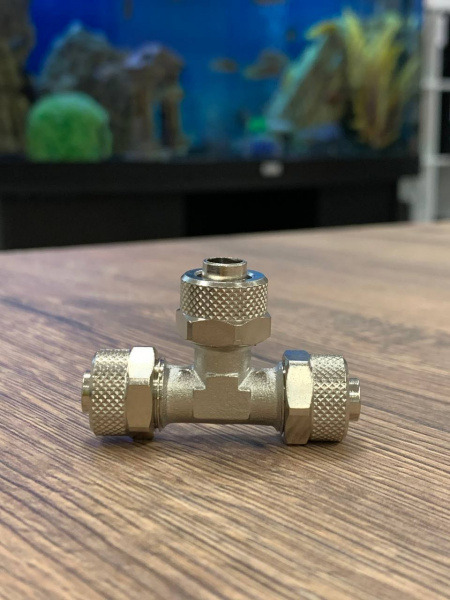 Фитинг тройник с накидными гайками под трубку 10х8 мм